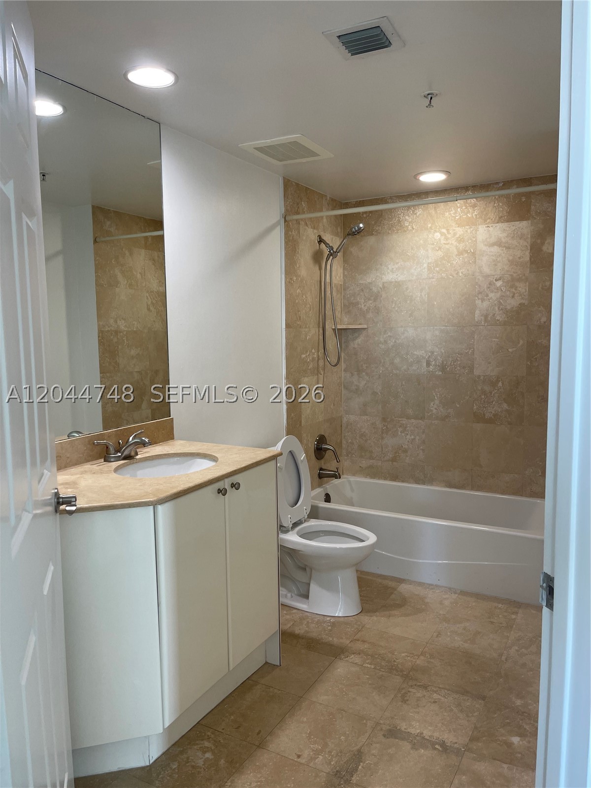 DUO COMDOMINIUM EAST - Residential Lease