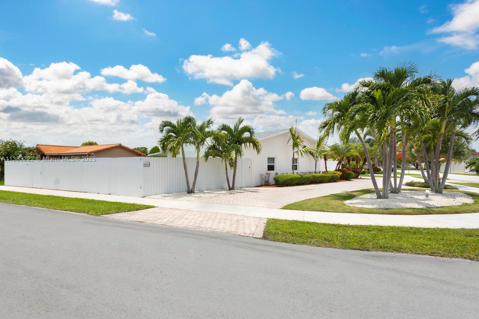Gorgeous efficiency completely remodeled in an excellent area with private entrance and parking, like no other! The main house and property is absolutely beatiful in a corner lot. Only 1 person, no pets, 1 car, good credentials are a must. Will be showing Monday 5/22 from 11:00am to 1:00pm You may send client is you cannot accompany.