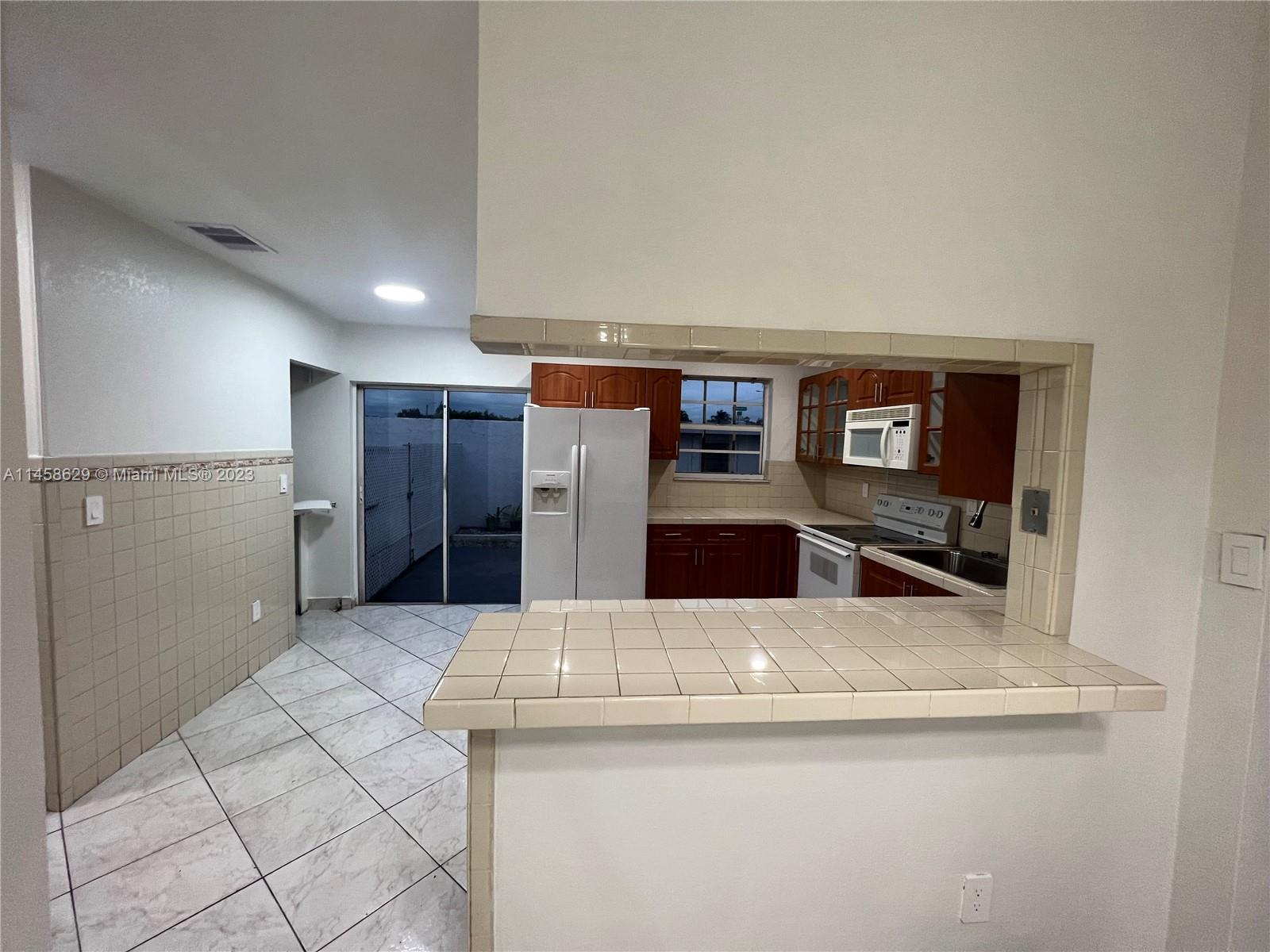SOUTH MIAMI LAKES - Residential Lease