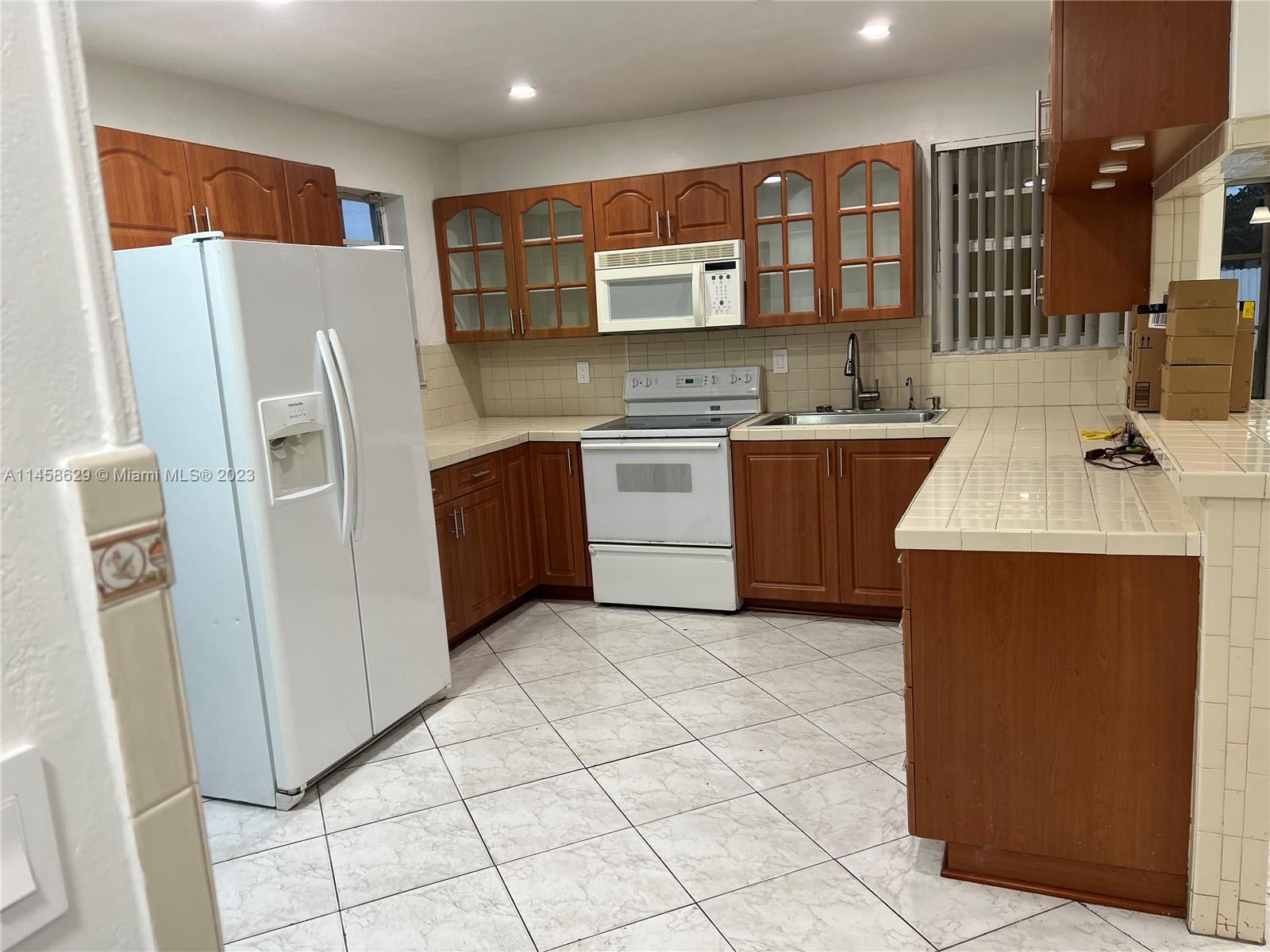 SOUTH MIAMI LAKES - Residential Lease
