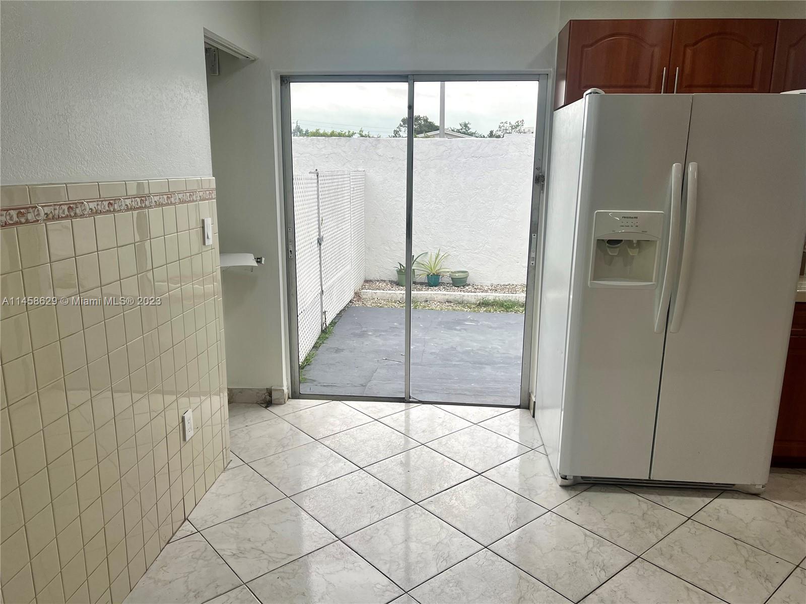 SOUTH MIAMI LAKES - Residential Lease