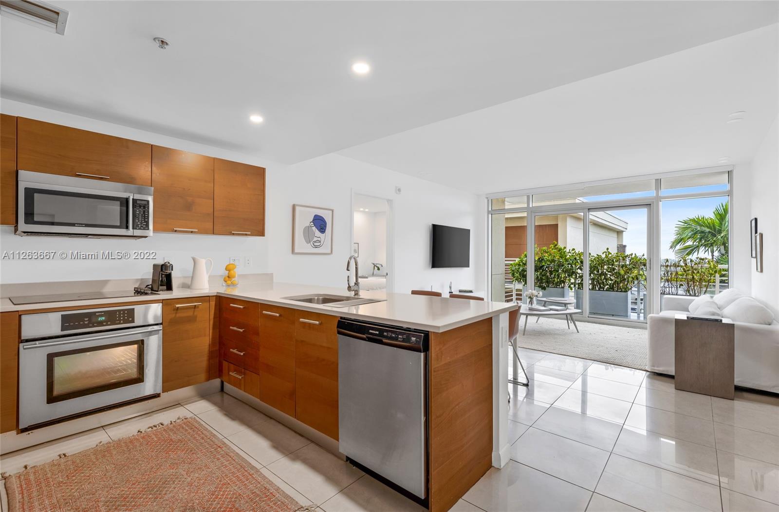 MIDBLOCK MIAMI CONDO - Residential Lease