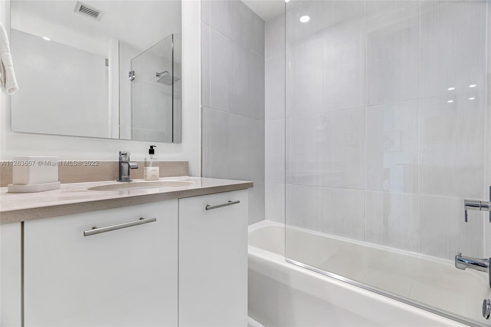 MIDBLOCK MIAMI CONDO - Residential Lease