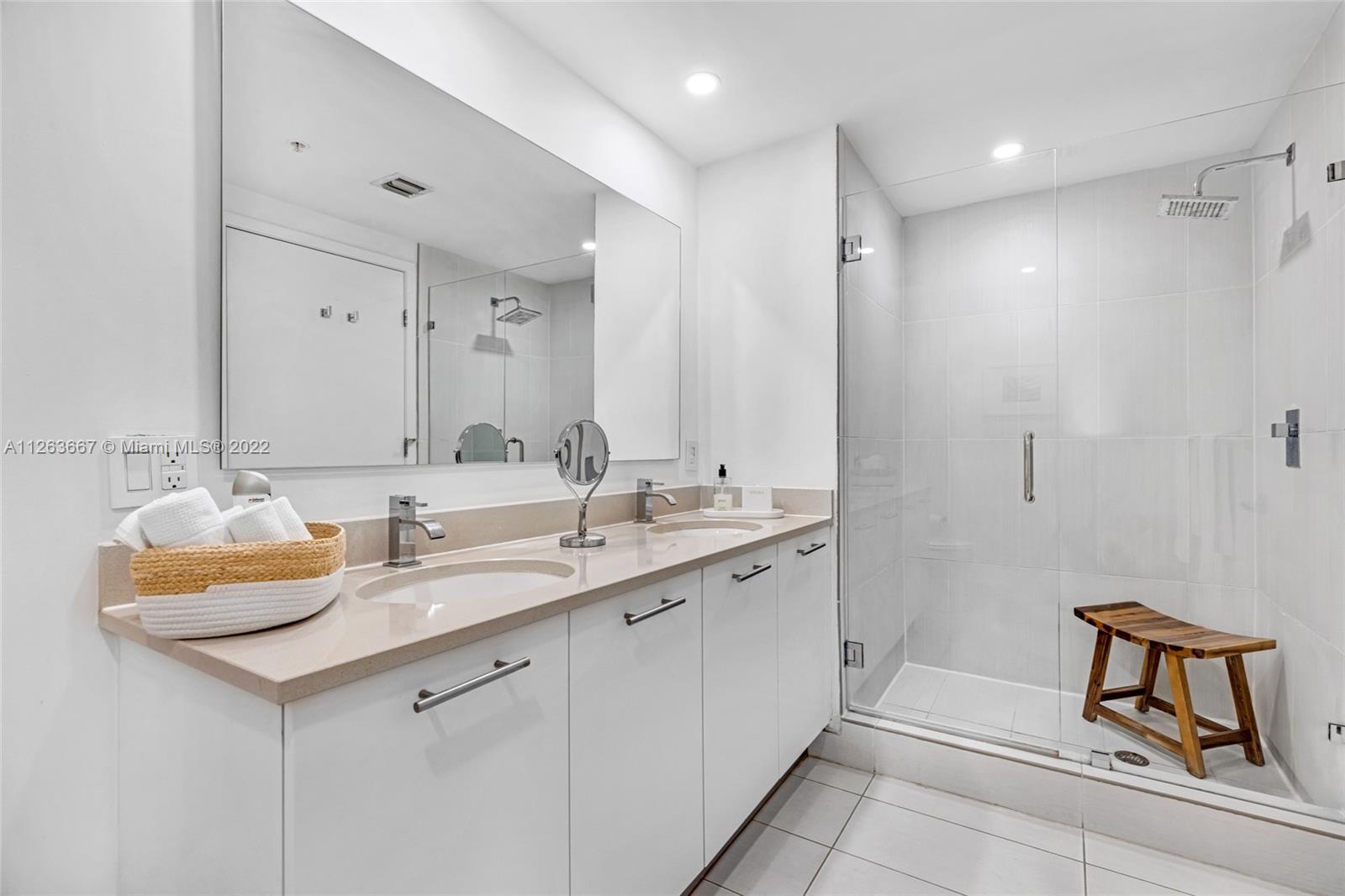 MIDBLOCK MIAMI CONDO - Residential Lease