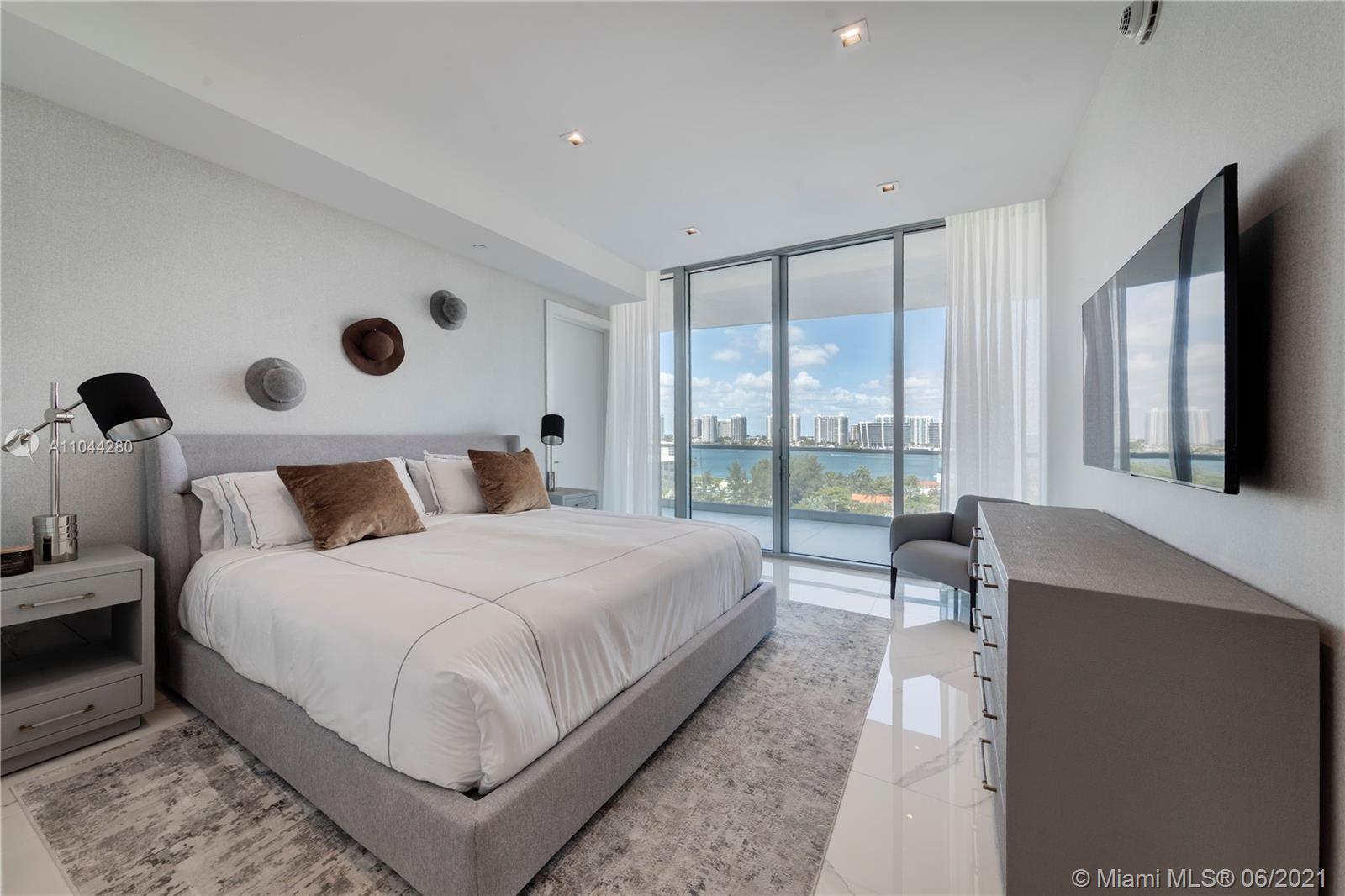 TURNBERRY OCEAN CLUB - Residential