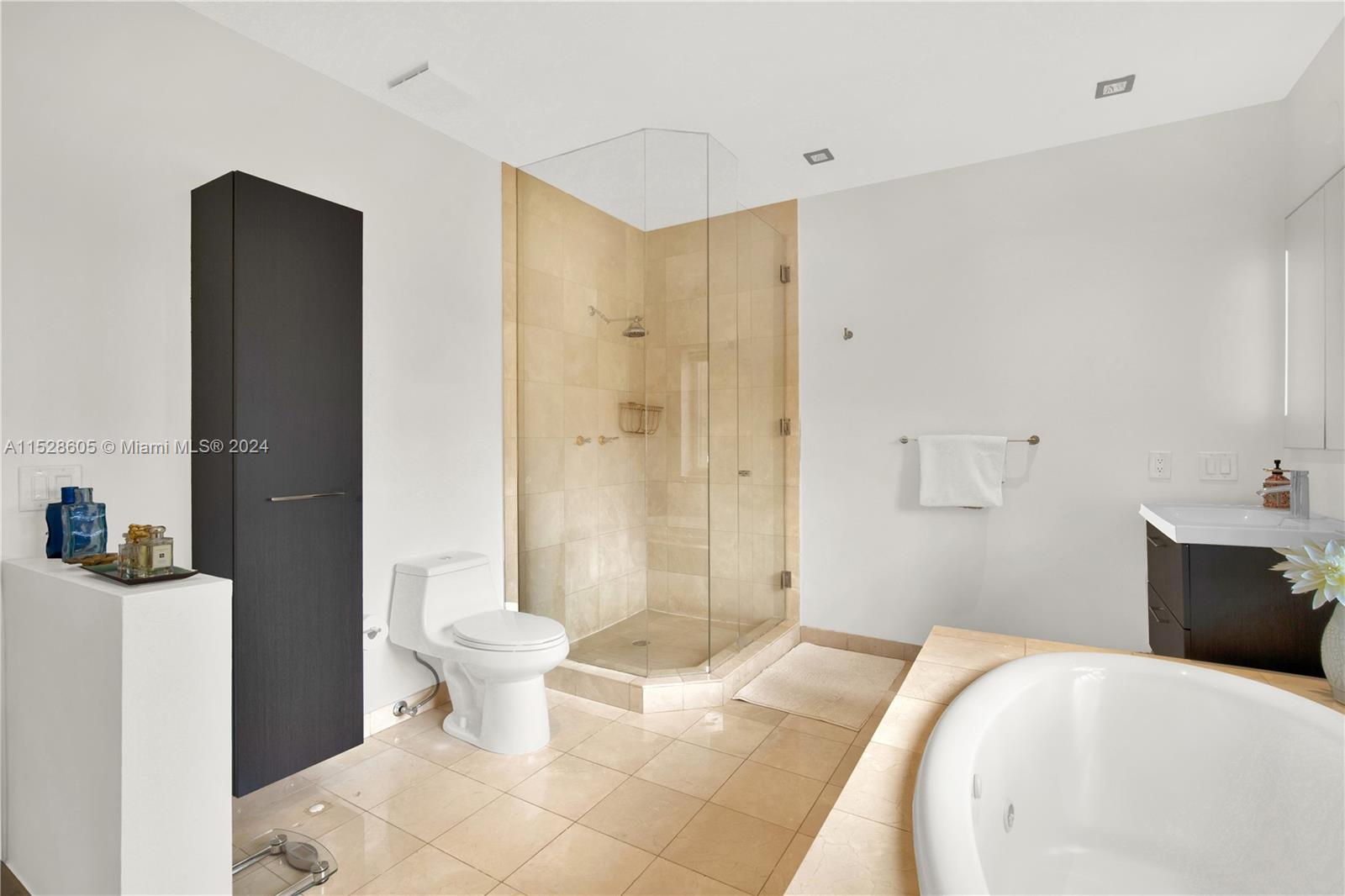 DEERING BAY CLUB VILLAS - Residential