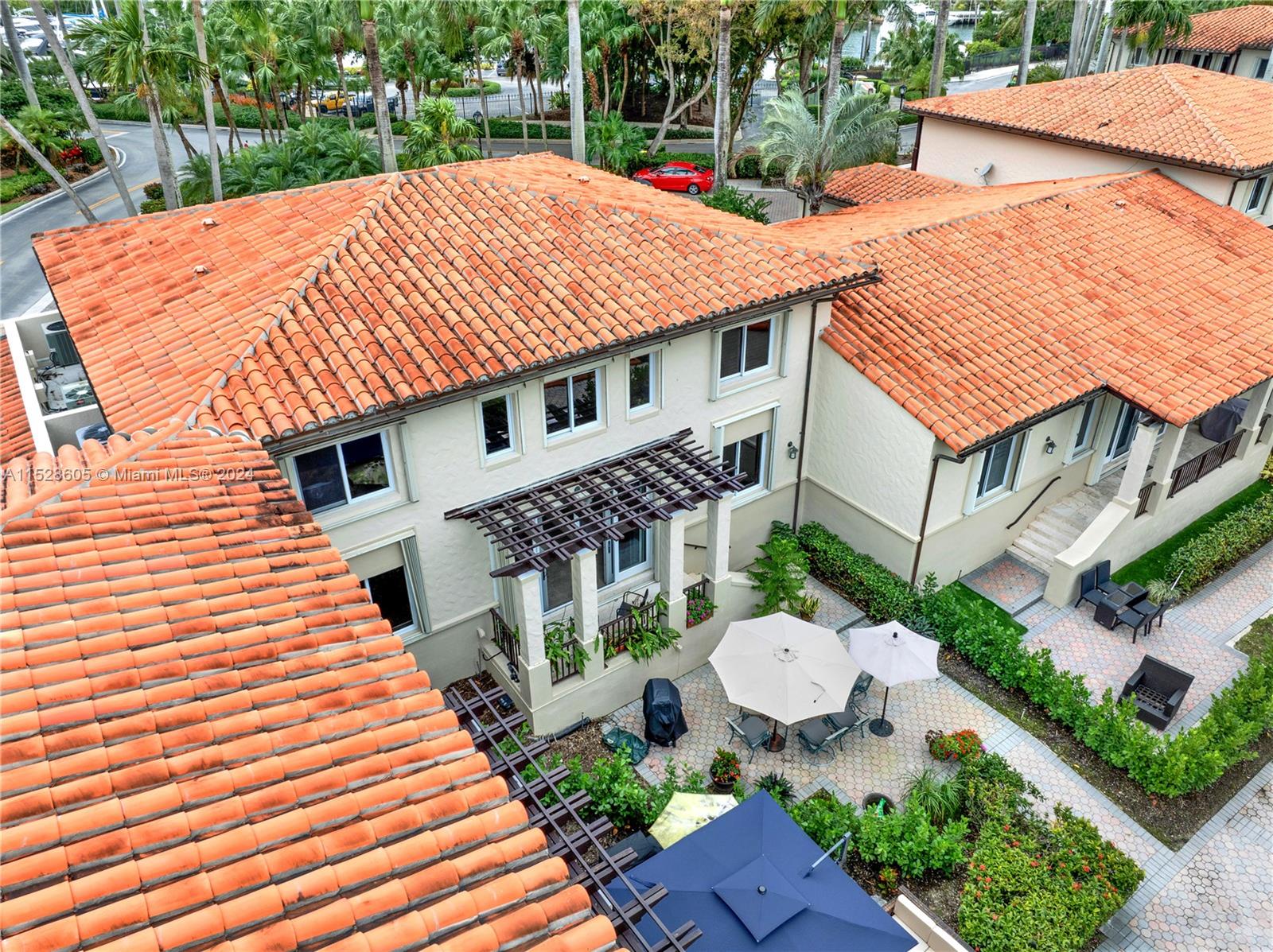 DEERING BAY CLUB VILLAS - Residential