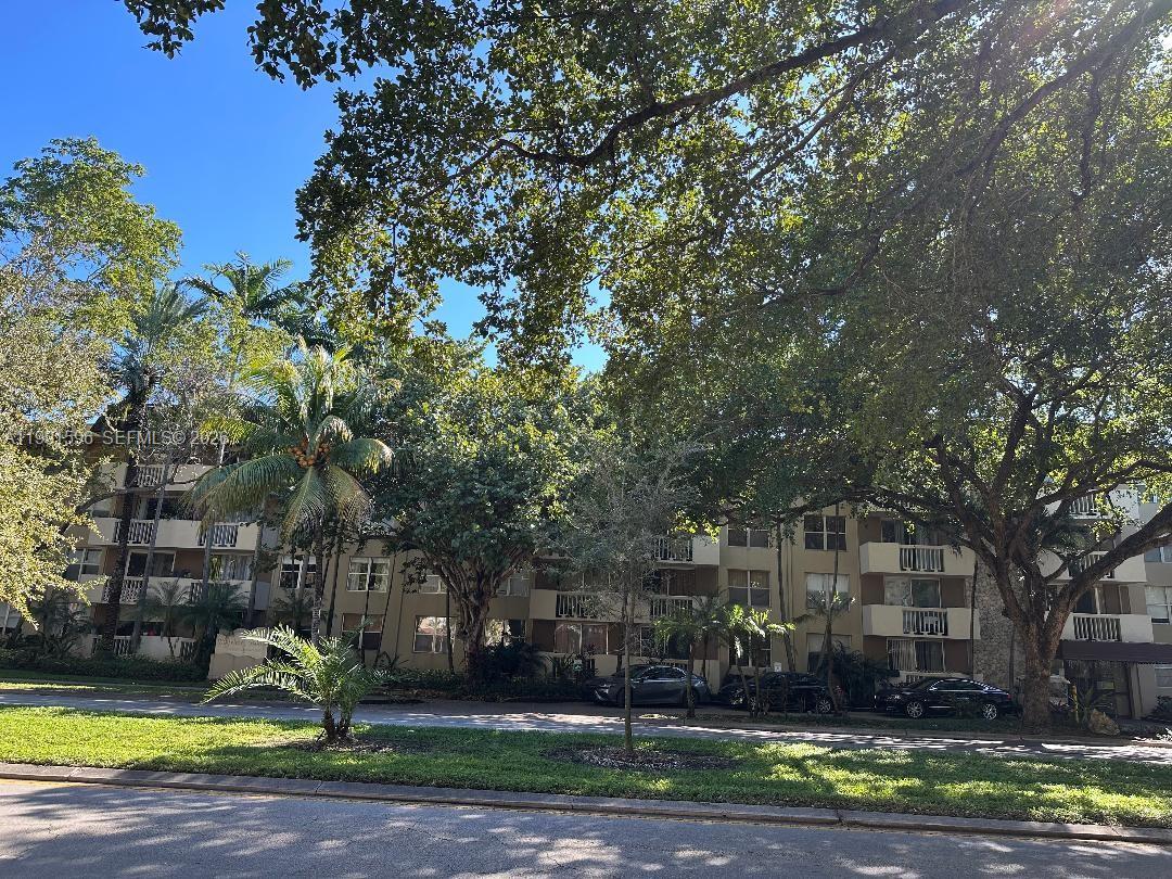 Welcome to this spacious and well located unit in the heart of North Miami. This unit offers a fantastic opportunity for buyers looking to customize and create their ideal living space. Priced to sell and full potential,  this unit is ideal for both end-users and investors. Don't miss this chance to own in a prime location with endless possibilities! Seller is motivated!