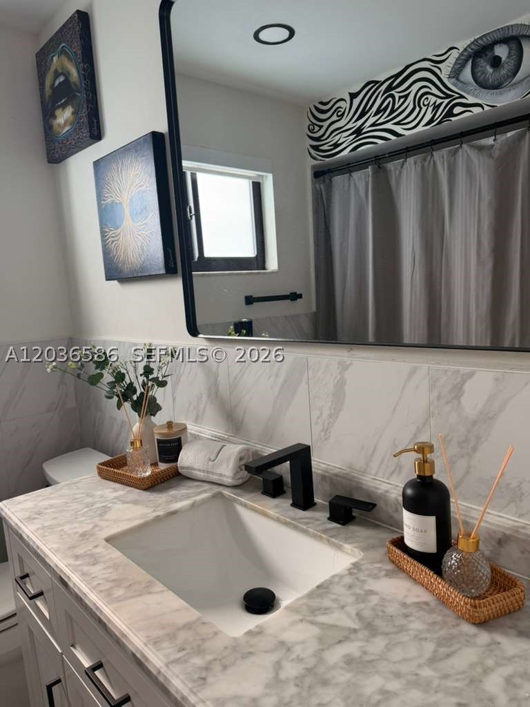 HOLLYWOOD HILLS - Residential Lease