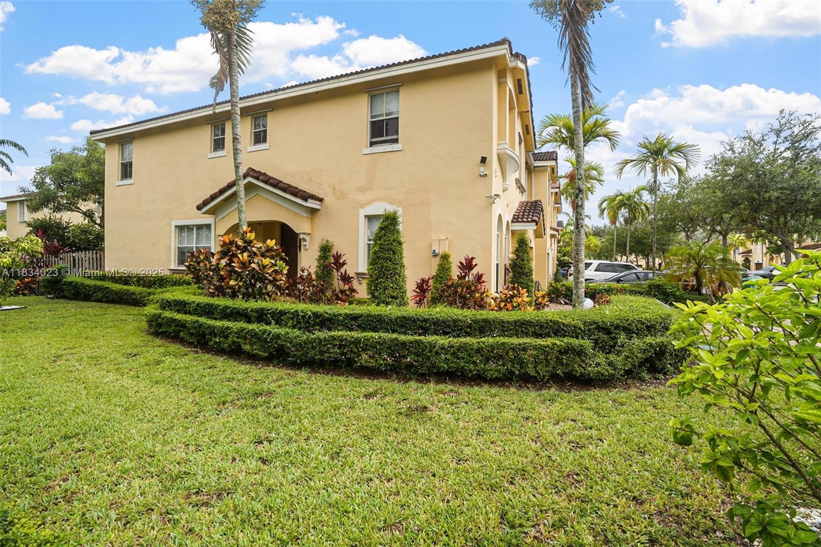 GRAND LAKES PHASE I - Residential Lease
