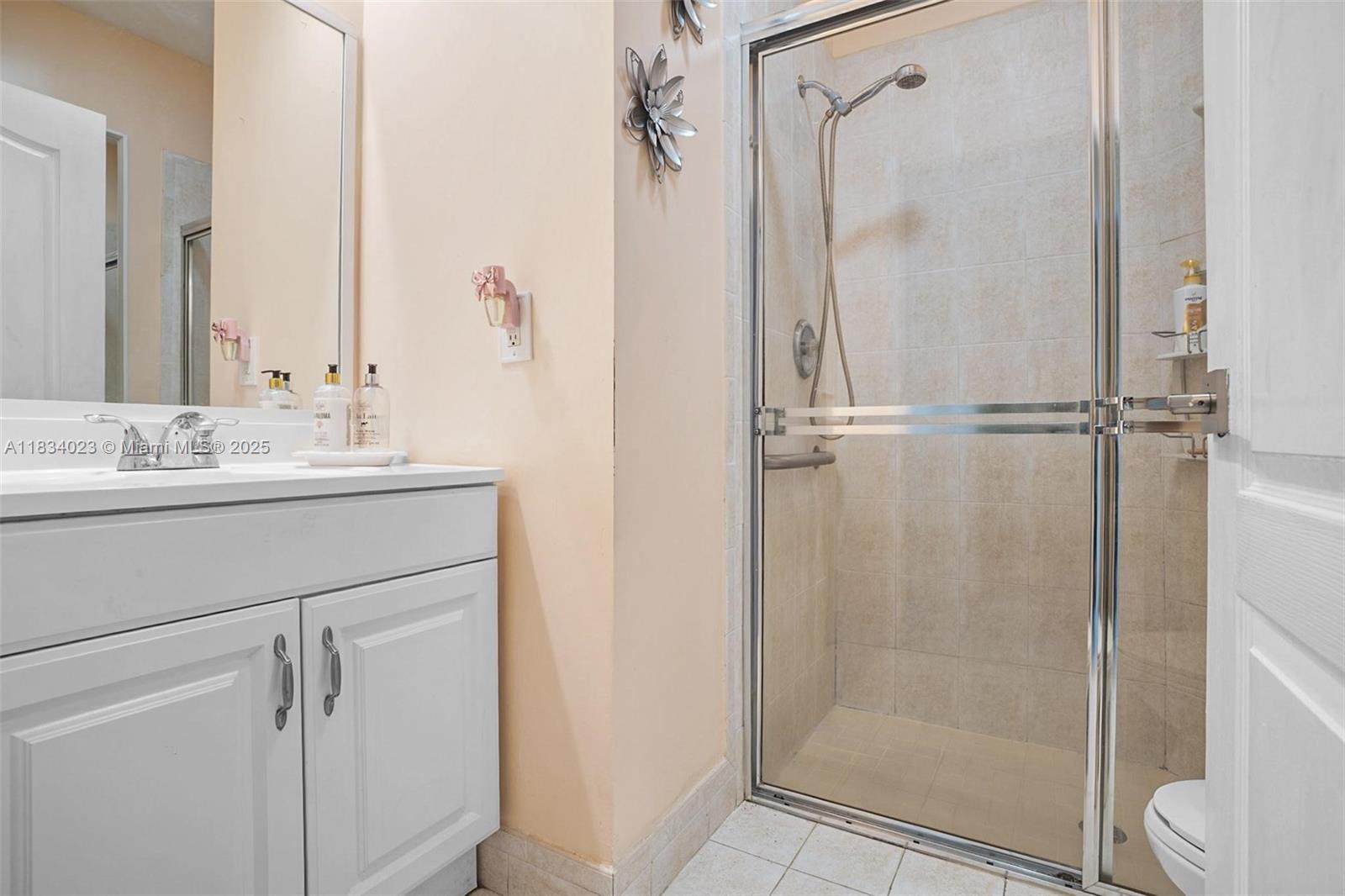 GRAND LAKES PHASE I - Residential Lease