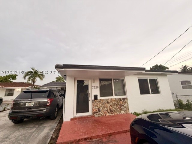NICE 2 BEDROOMS, 1 BATH DUPLEX UNIT, TILED THROUGHOUT, BRAND NEW KITCHEN WITH SS APPLIANCES, WASHER & DRYER, CENTRAL A/C SPACIOUS THROUGHOUT, CENTRALLY LOCATED, NEAR SHOPPING, HIGHWAYS & TRANSPORTATION. MUST SEE!