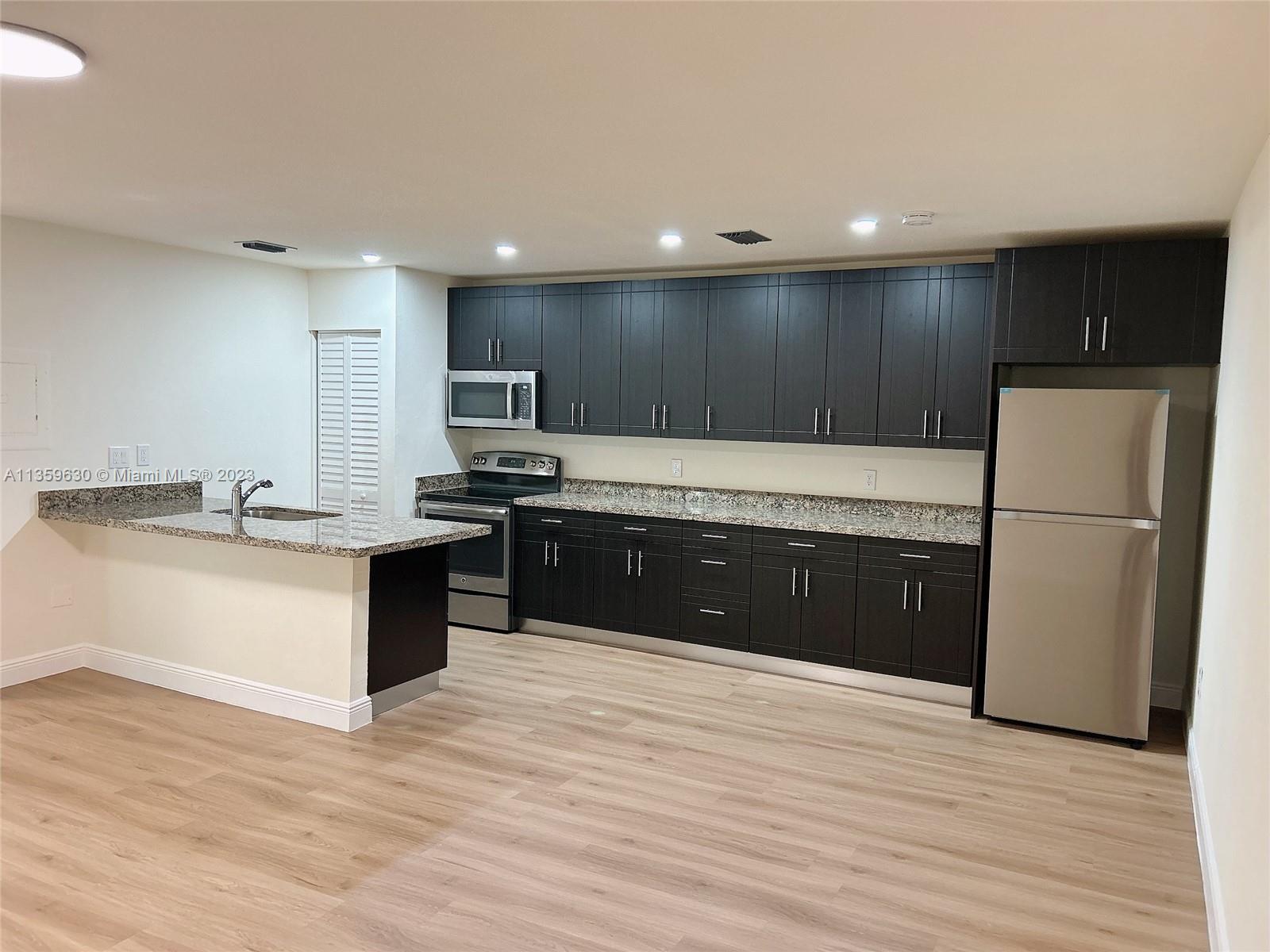 Comfortable, beautiful and update second floor unit in Kendall. 2 bedroom, 2 bathroom, super large kitchen, granite countertop and stainless steel appliances. Washer and dryer inside the unit. This unit is in an ideal location close to shopping center.