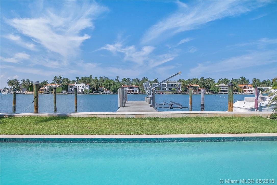 This stunning, fully renovated home is the perfect combination of historic Palm Island charm & modern elegance. 3 bedrooms, 3 bathrooms, a perfectly appointed, charming home complete with new kitchen, spacious living areas and stylish new bathrooms. It fe atures beautifully styled rooms, vaulted ceilings, an open kitchen, breakfast bar. Complete with a pool, boat dock & outdoor deck. Guard-gated island, tennis courts, covered playground & basketball court. Must see.