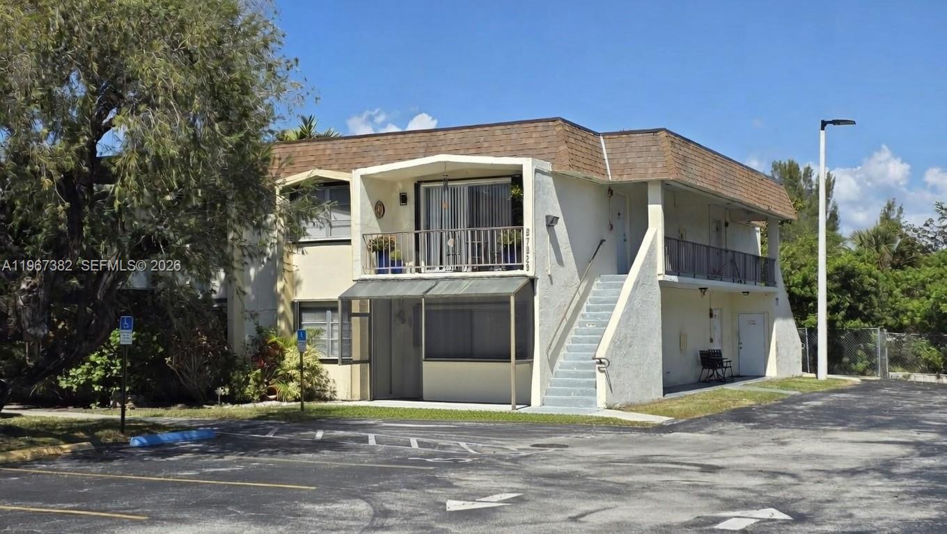 Beautifully remodeled 1-bedroom, 1-bath corner unit on the first floor of a two-story condo. Features a modern kitchen with stainless steel appliances, granite countertops, and wood cabinetry. Enjoy a screened porch and the added privacy of a corner location. Easy access to major expressways. Ideal for an end-user or a strong investment opportunity