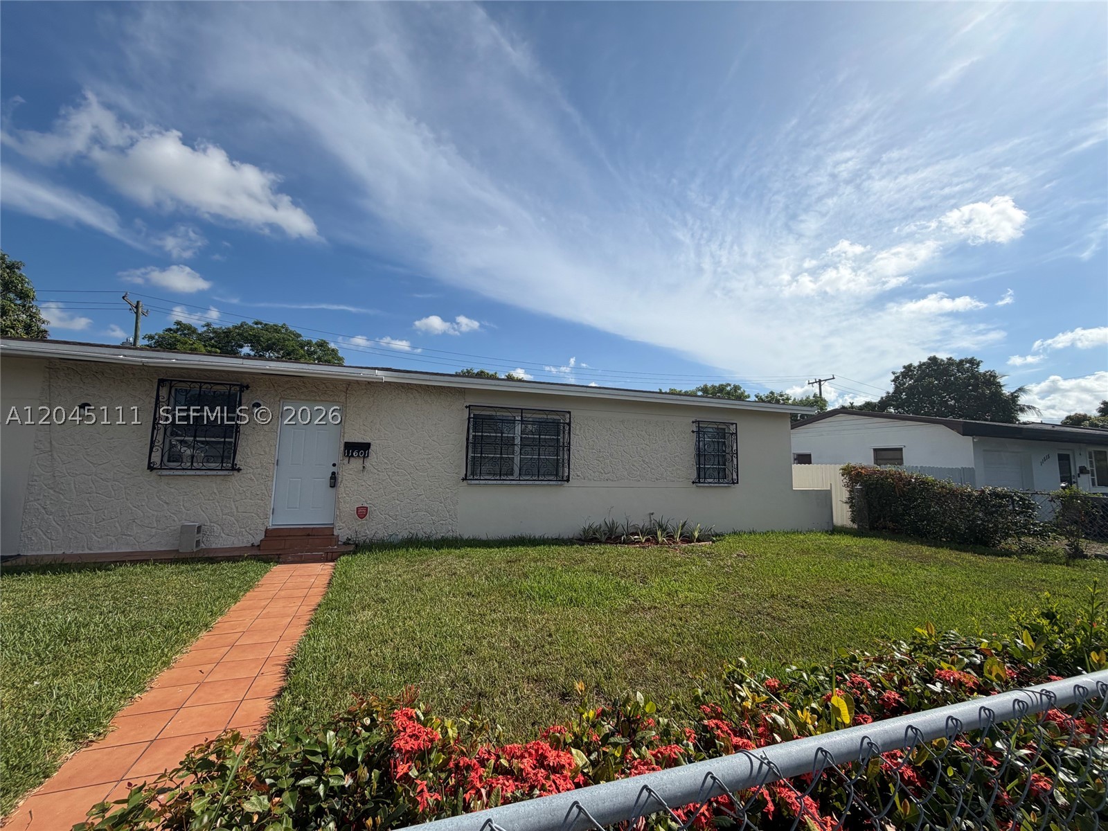 4-bedroom, 3 Bath. Single Family home. No association. Fenced yard. Updated kitchen and bathrooms. Washer and dryer included. Easy access to major Highway. Security deposit alternative with Obligo for approved applicants.