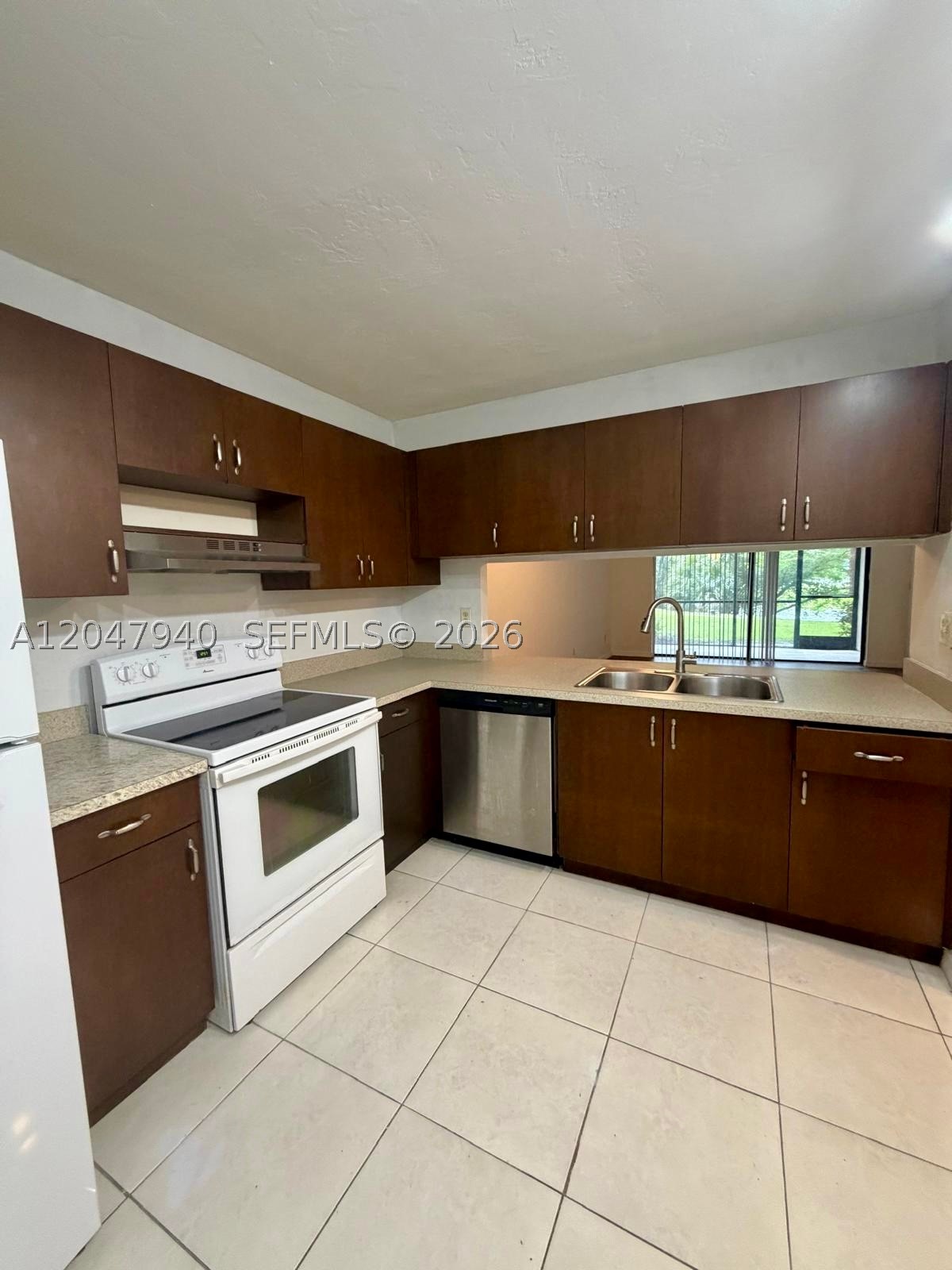 LAKES OF NEWPORT I CONDO - Residential Lease