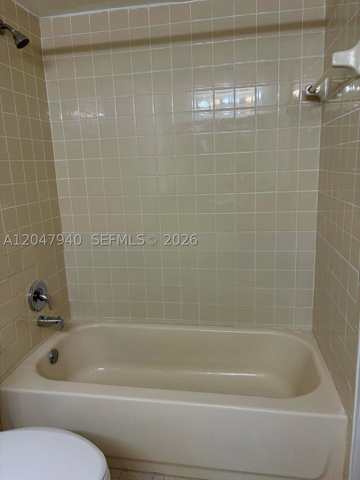 LAKES OF NEWPORT I CONDO - Residential Lease