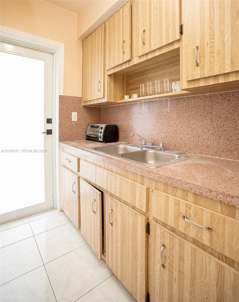 SWEET-EL CONDO - Residential Lease
