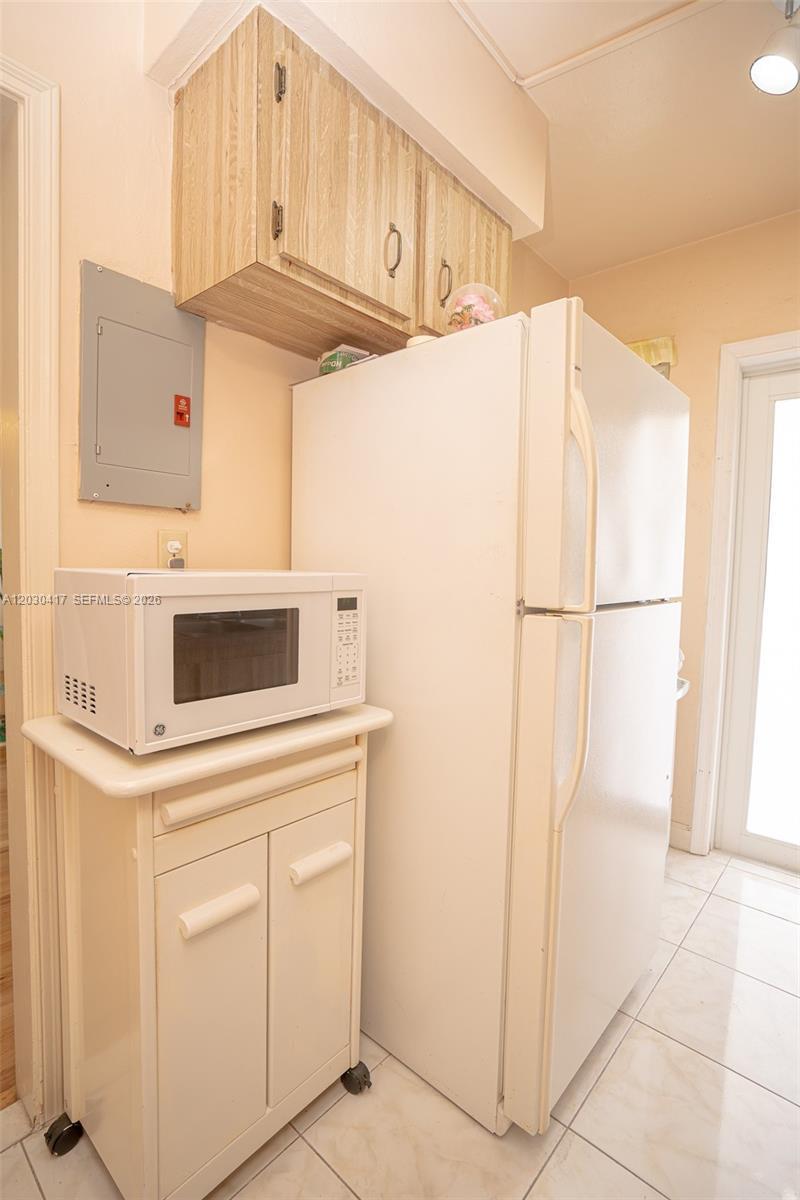 SWEET-EL CONDO - Residential Lease