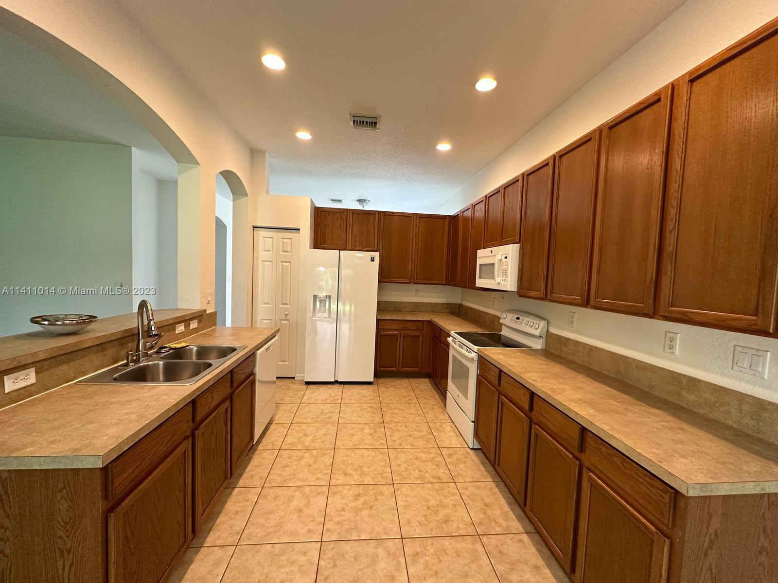 ISLES AT WESTON - Residential Lease