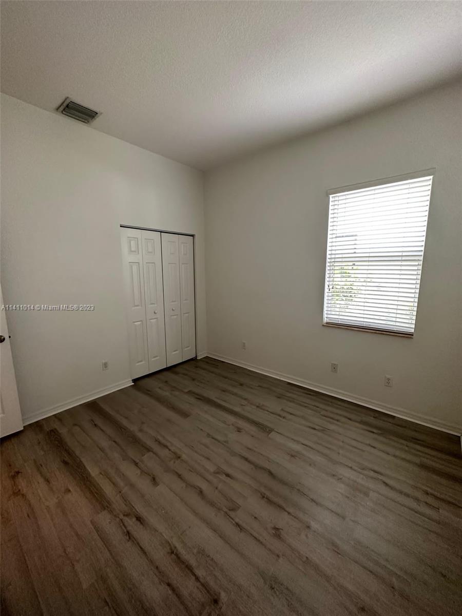 GREAT HOUSE 4 BEDS 2 BATHS IN  AWESOME GATED COMMUNITY. NEAR EXCELLENT SCHOOLS.
NEW LAMINATED FLOORS. EASY TO SHOW