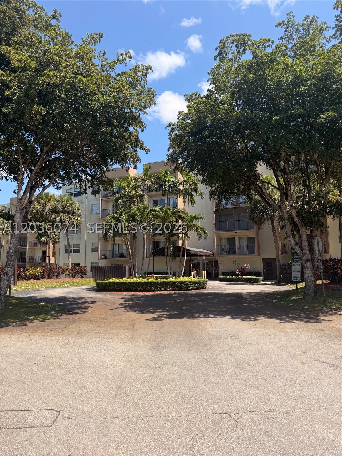 Beautiful 2/2 in the heart of West Kendall with washer and dryer and a separate storage unit, very easy to show, 1st, last and Security due at signing.
