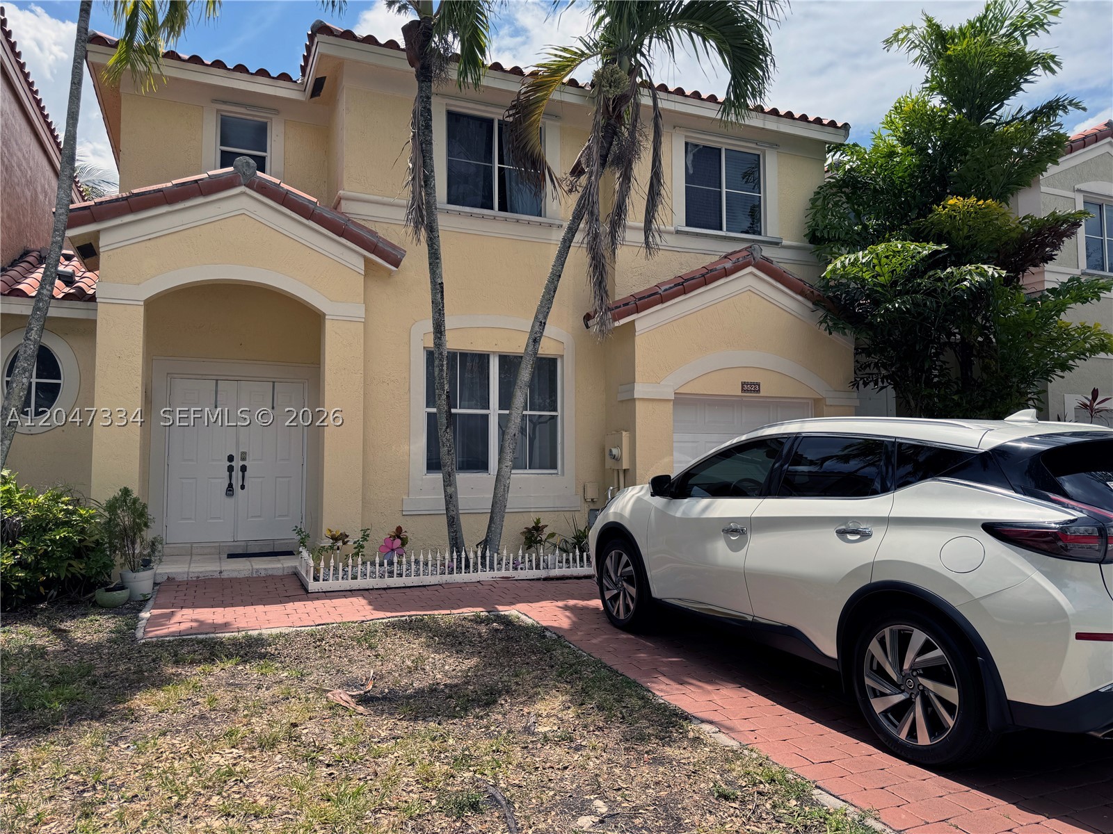 Beautiful single family townhouse with water view in excellent gated community Nautica Miramar with 4 bedrooms and 2.5 bathrooms, kitchen with new appliances and white quartzcountertops and updated bathrooms, washer and dryer, garage, large fenced yard with wooden deck, sunrise and sunset views and the large master suite with lake view and plentyof room for kids games, room for a BBQ. A beautiful community with green areas, clubhouse, pool, gym, tennis and basketball court Great location, excellent, Miramar regional parkclose to I-75, Super Target, stores, malls, movie theaters, restaurants, hospitals. Come see this beautiful house! Secured investment: Currently rented with a contract in force until08/31/2026. Buy with guaranteed income from day one!
