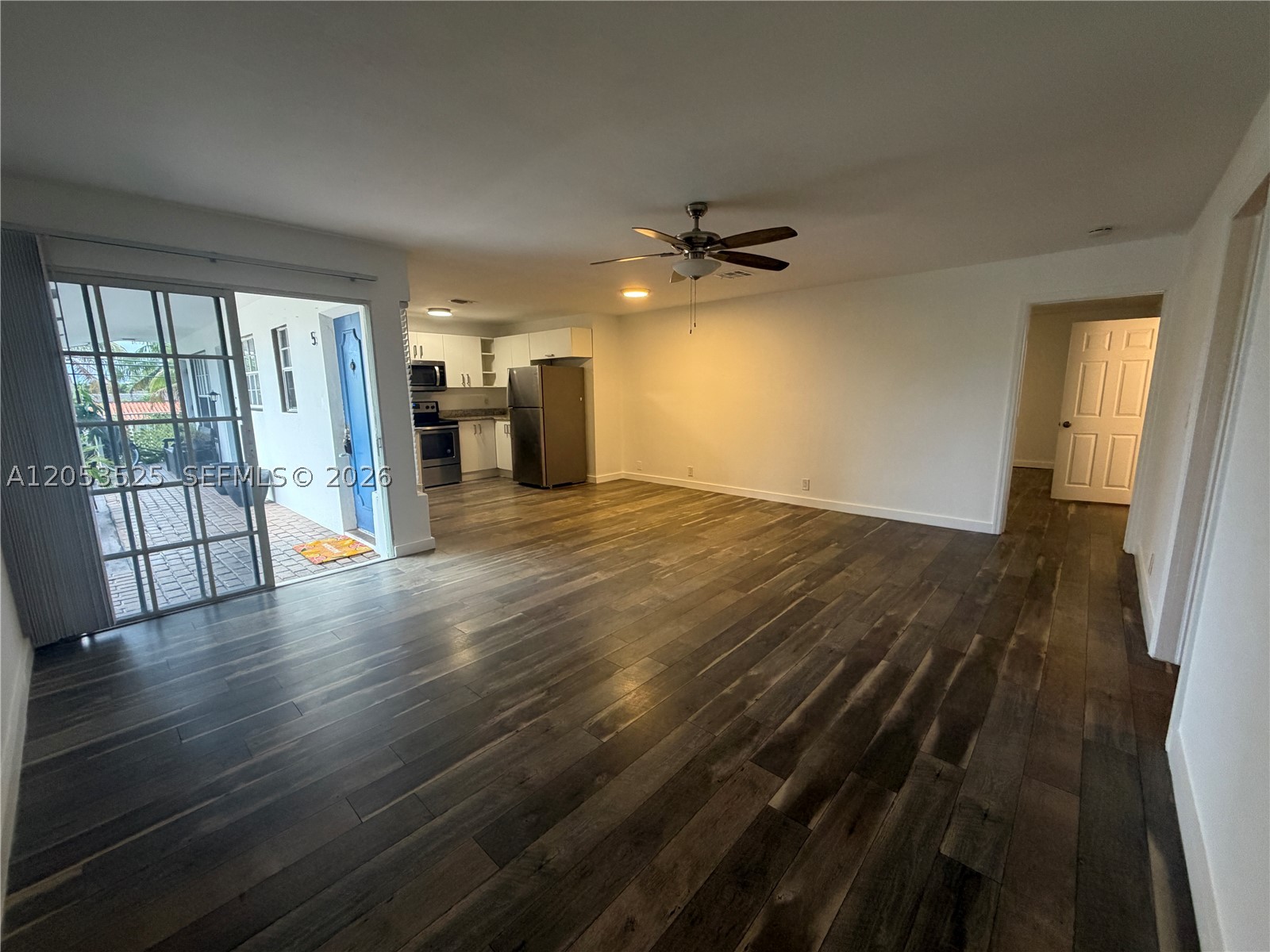 Spacious and beautifully updated 2-bedroom, 2-bathroom  This oversized residence features a very large terrace, perfect for relaxing or entertaining.  The unit has been freshly painted and is move-in ready. Laudry inside  de unit Available immediately for rent Conveniently located near shopping, dining, beaches, and major highways, this home offers comfort, space, and an excellent location.