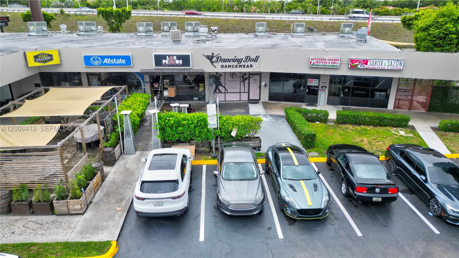 Iconic business in Hialeah with 30 years of history under the same owners. Nestled in the heart of the area, it’s a rare opportunity to carry on a well-established, thriving business. It features low rent and a loyal customer base. This is the perfect moment to step into your own business with a solid foundation!
