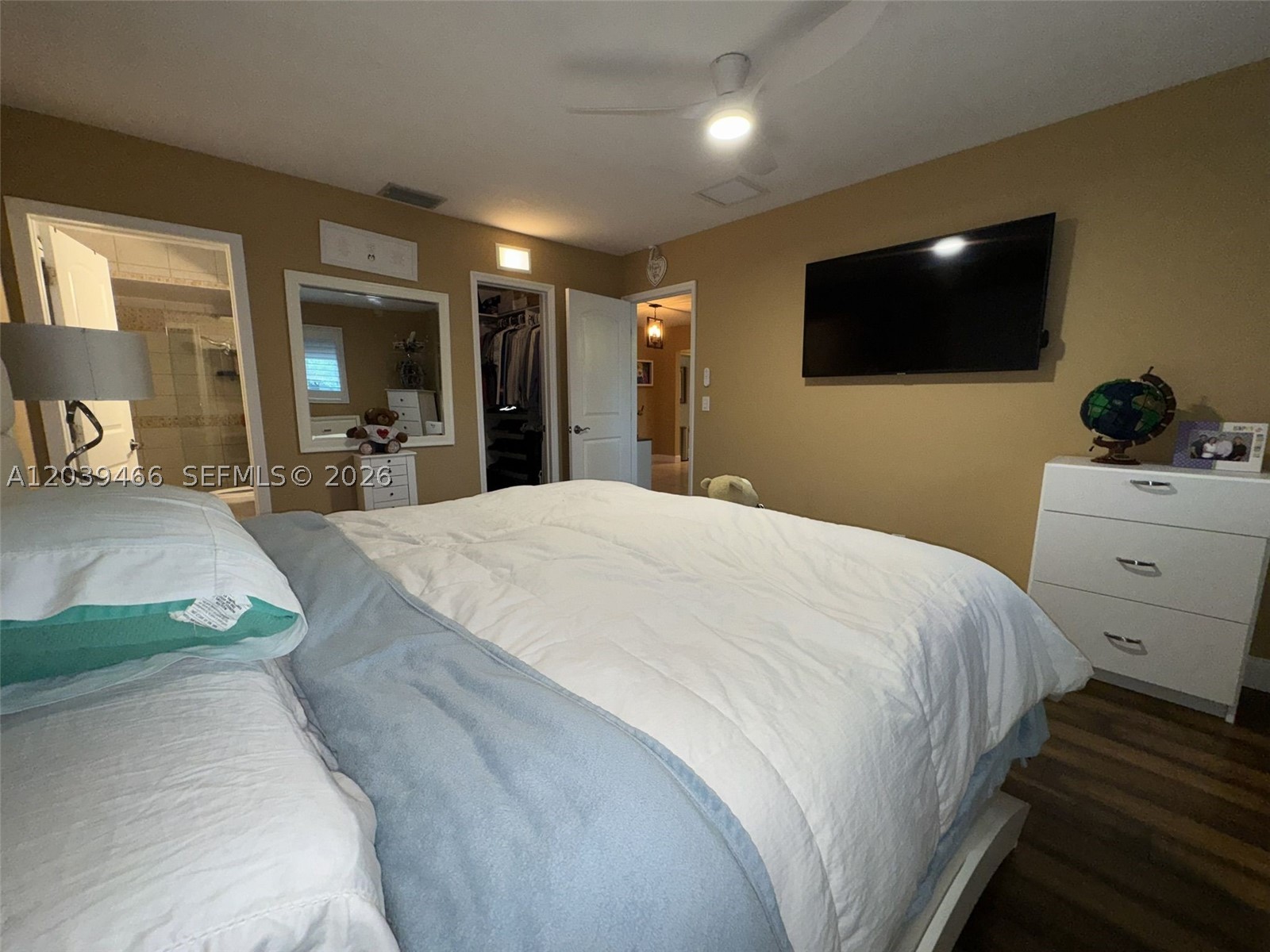 HOLLYWOOD HILLS - Residential