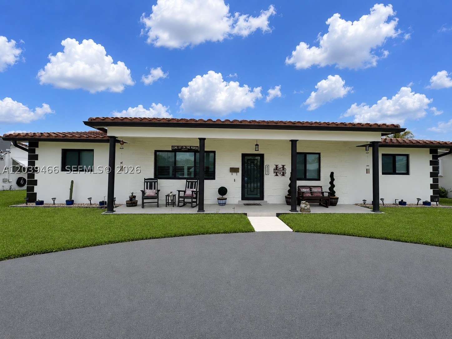 HOLLYWOOD HILLS - Residential