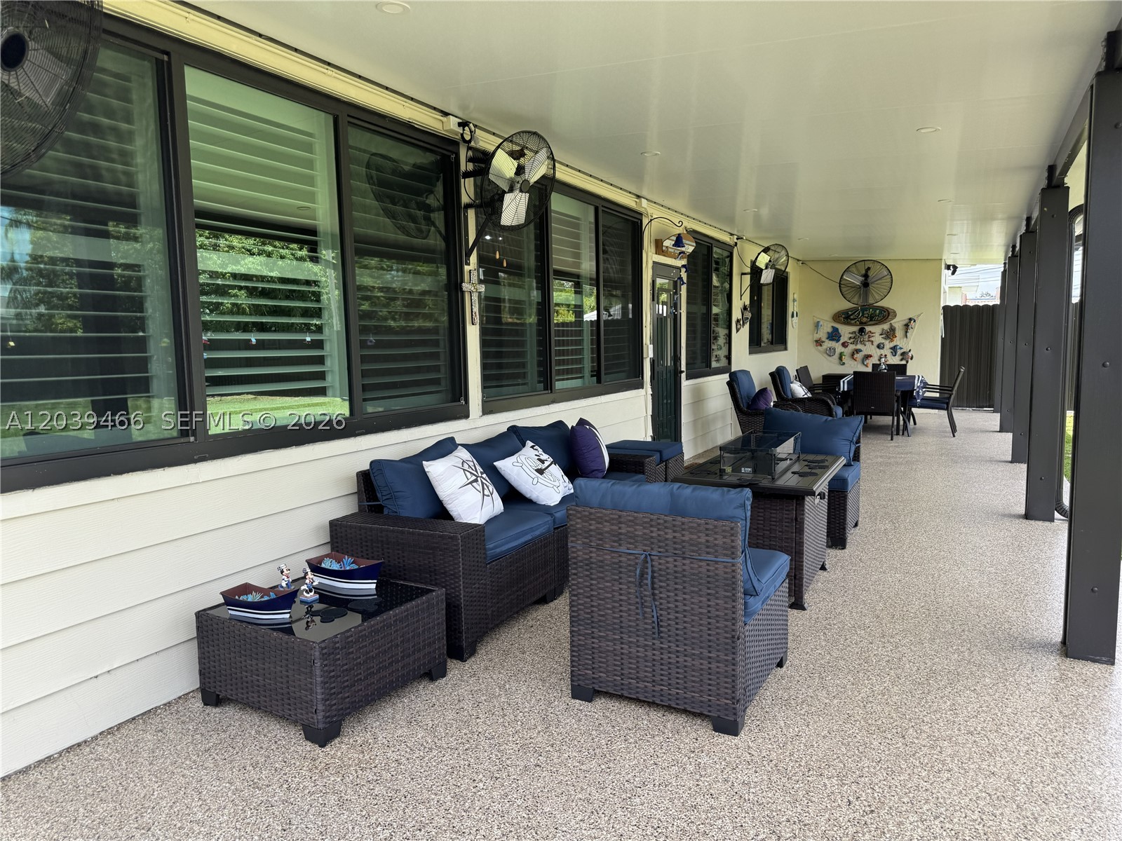 HOLLYWOOD HILLS - Residential