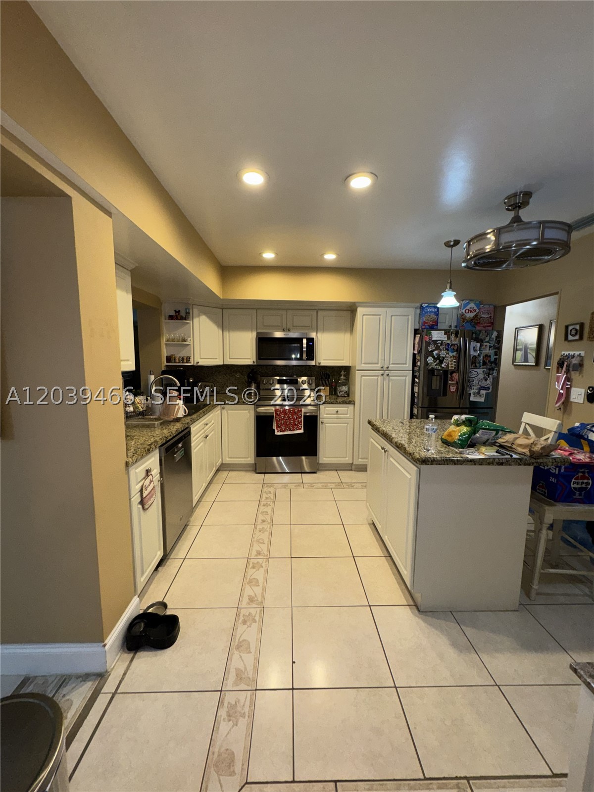 HOLLYWOOD HILLS - Residential