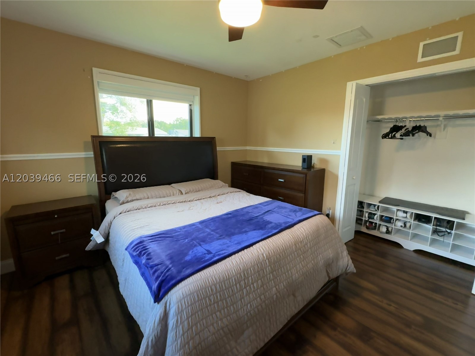 HOLLYWOOD HILLS - Residential