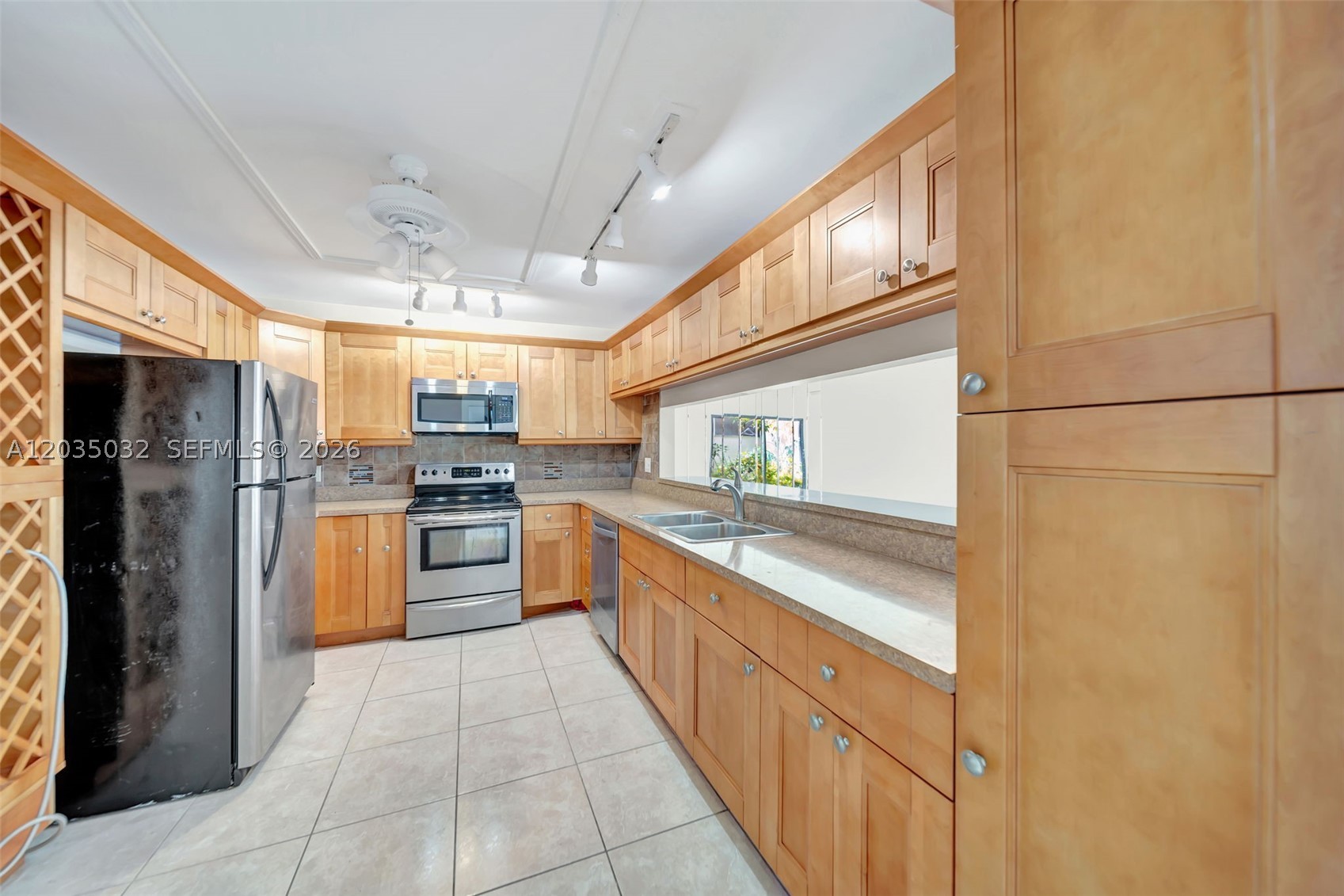 VILLAS AT THE GATE CONDO - Residential