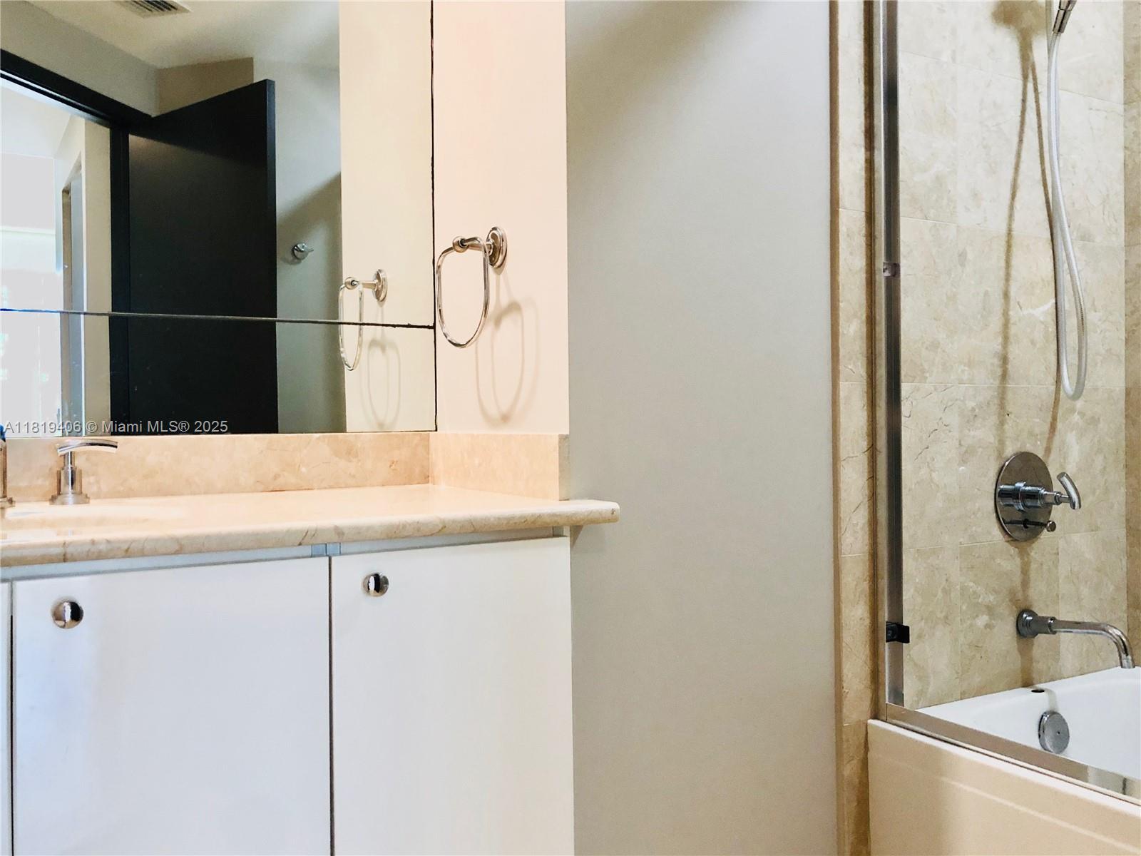 CARBONELL CONDOUNIT - Residential Lease