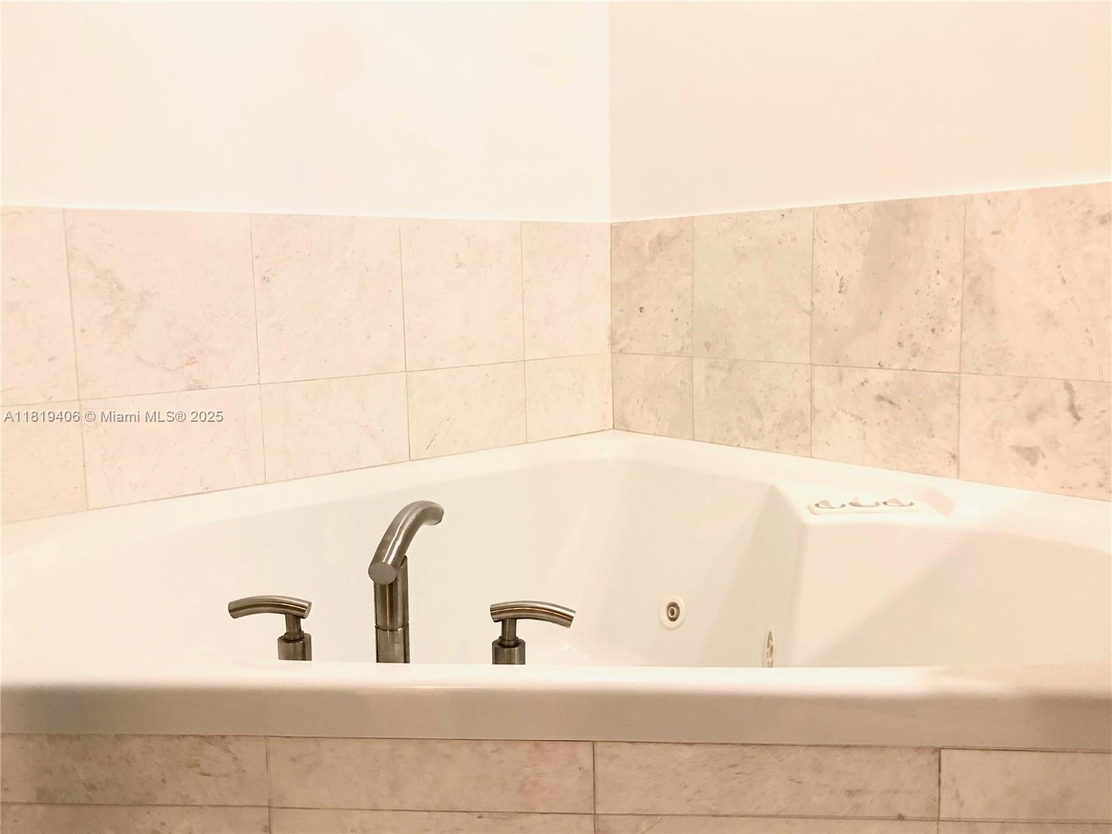 CARBONELL CONDOUNIT - Residential Lease