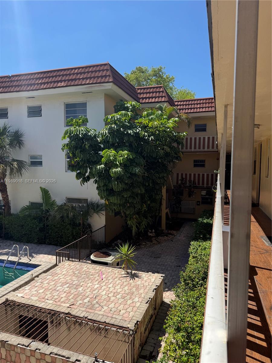 Charming Condo  in the city of North Miami. Great 1 bedroom, 1 bathroom . Minutes away from downtown Miami. A must see! The location is a plus  with easy access to Super market, pharmacy , Expressway, various shopping centers. Don't miss out on the opportunity to make this condo yours.