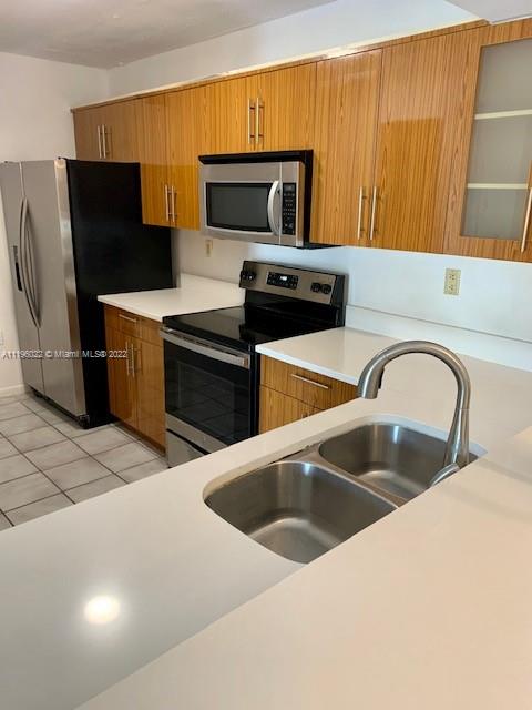 LE CLUB AT OLD CUTLER CON - Residential Lease