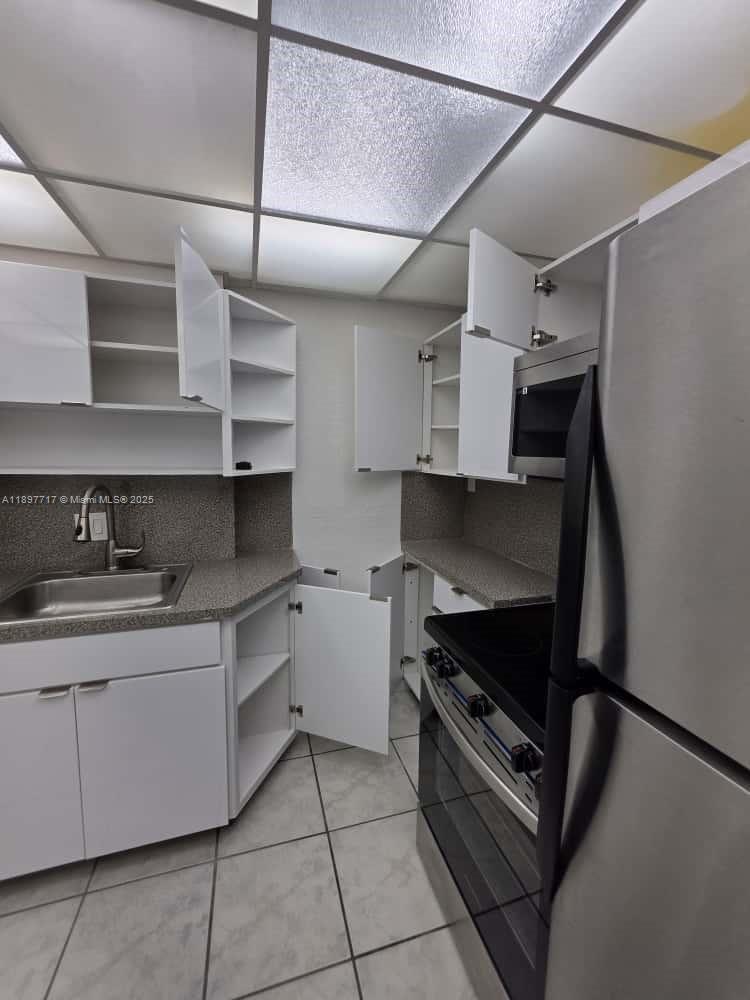 SAILBOAT CAY CONDO - Residential