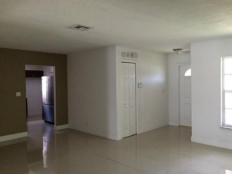 BURNHAM WOODS 93-32 B - Residential Lease