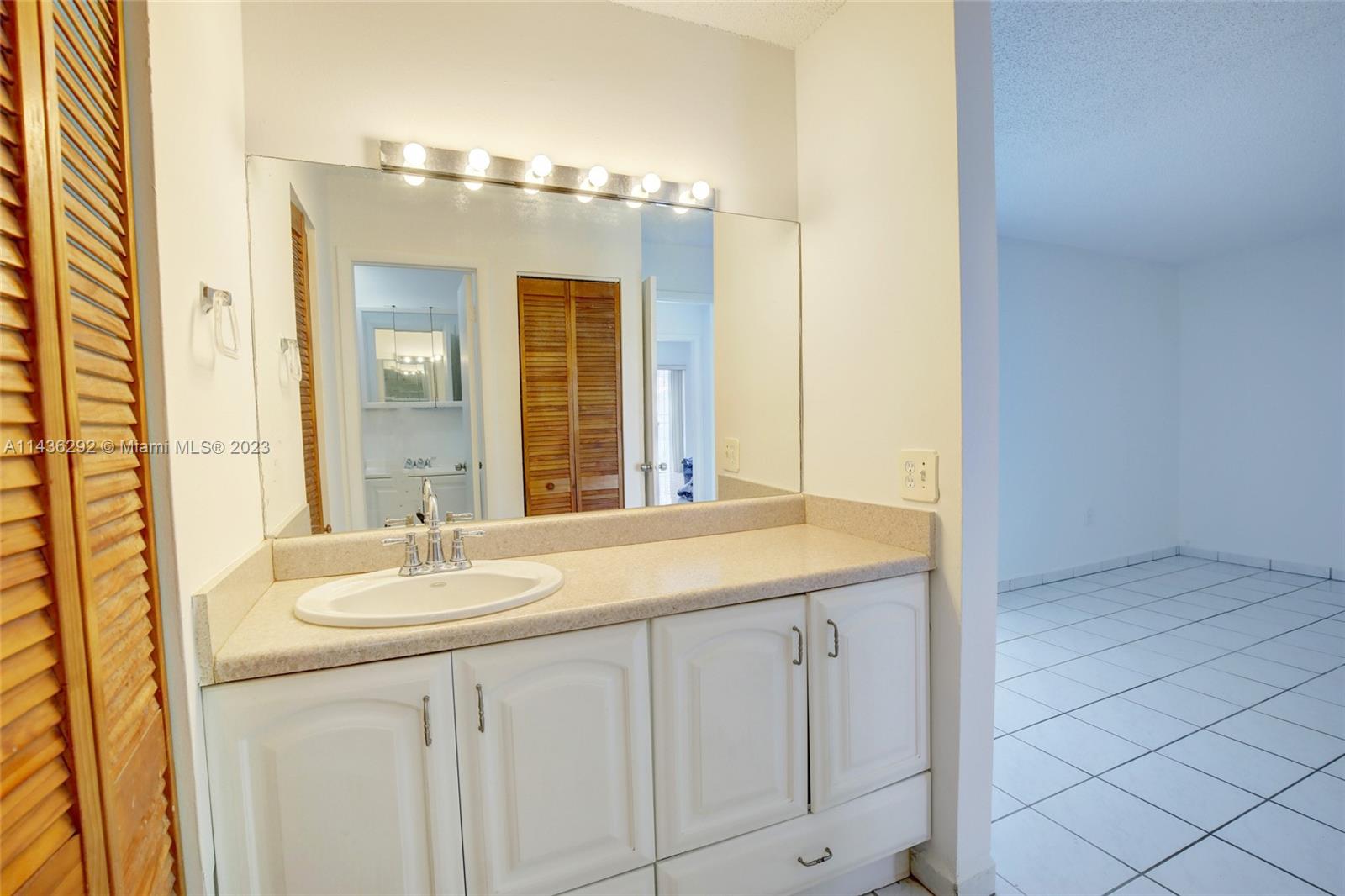 VILLAS AT INTL GARDENS CO - Residential