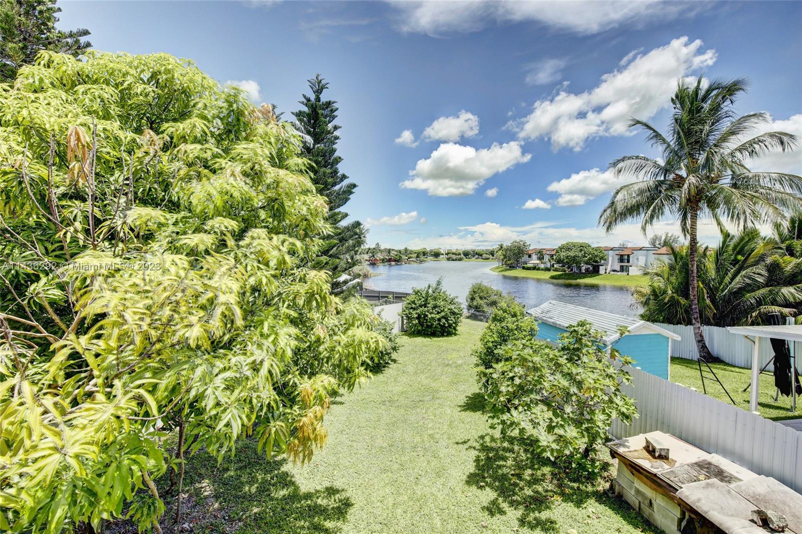 VILLAS AT INTL GARDENS CO - Residential