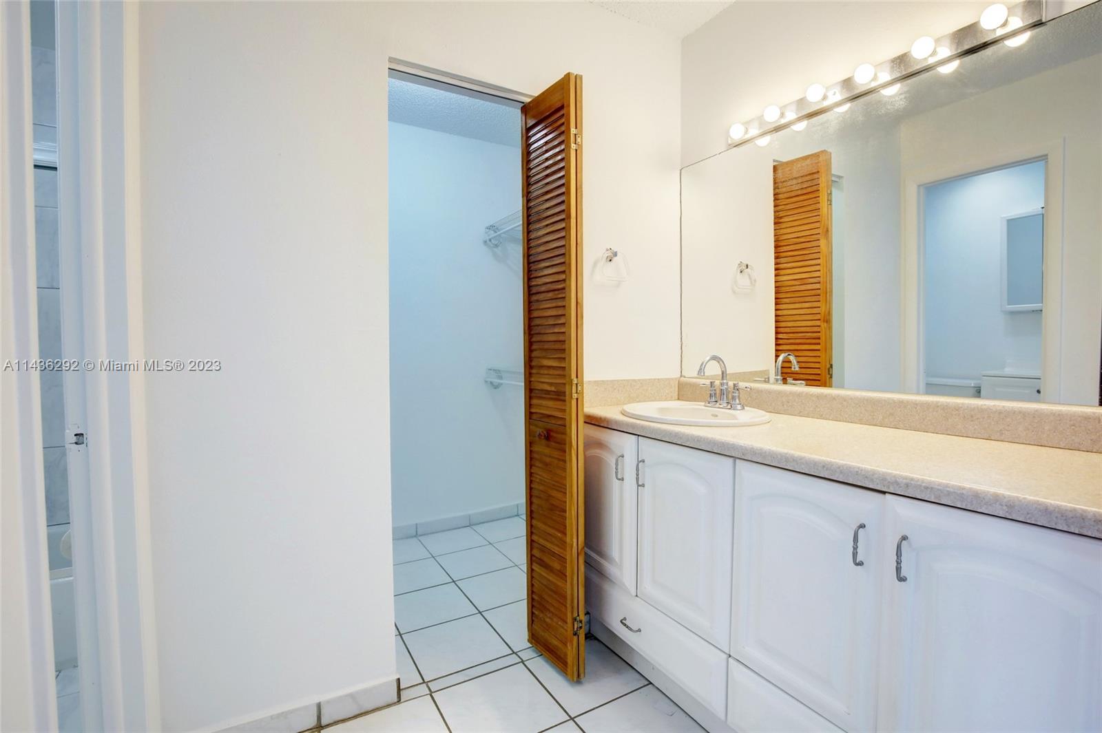 VILLAS AT INTL GARDENS CO - Residential
