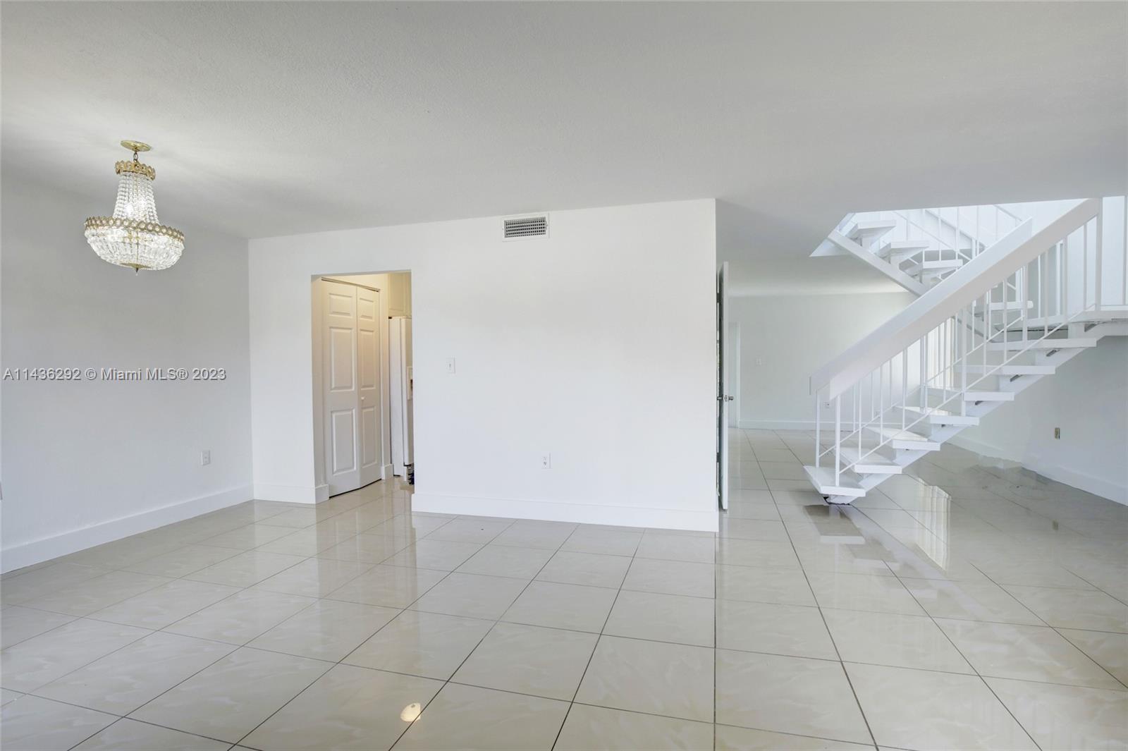 VILLAS AT INTL GARDENS CO - Residential