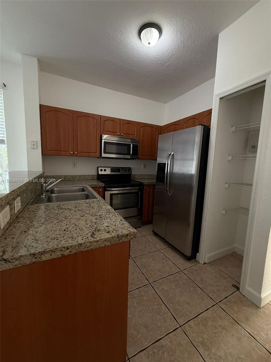 Spacious unit in convenient location near highways and shopping.  Laundry located inside unit.
