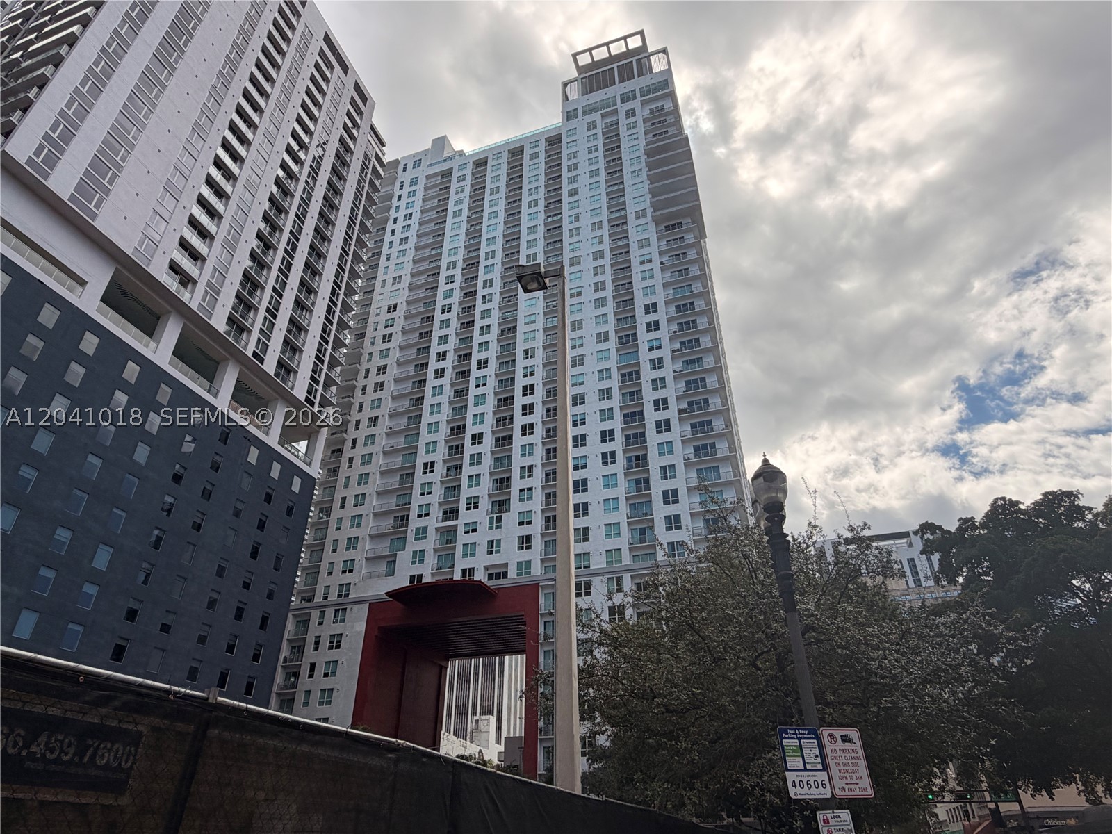 Gorgeous 1BD/1BA industrial-style loft in the heart of downtown Miami! This spacious open-concept residence features 10-ft ceilings, modern finishes, in-unit laundry and a direct street view from the second floor. Enjoy resort-style amenities including rooftop pool, jacuzzi, gym, sauna, lap pool, lounge room and 24 hr security/concierge. Ideal as a prmary residence, pied-a-terre, or investment opportunity. Steps from Miami Dade College, Kaseya Center, Bayside and the Performing Arts Center and minutes to SoBe, Brickell, Coral Gables, Design District, Wynwood and MIA airport.
