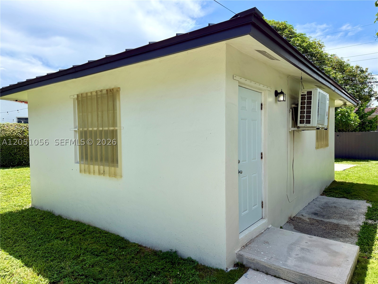 Beautiful, 400+ SF Stand Alone Studio In Westchester. Lots of natural light. 1 Parking Space, Private, Gated Entrance. Great Location near Palmetto & Coral Way, Ready to Move in. Water included. Perfect for 1 person No Pets, No Smoking, No Washer/Dryer.