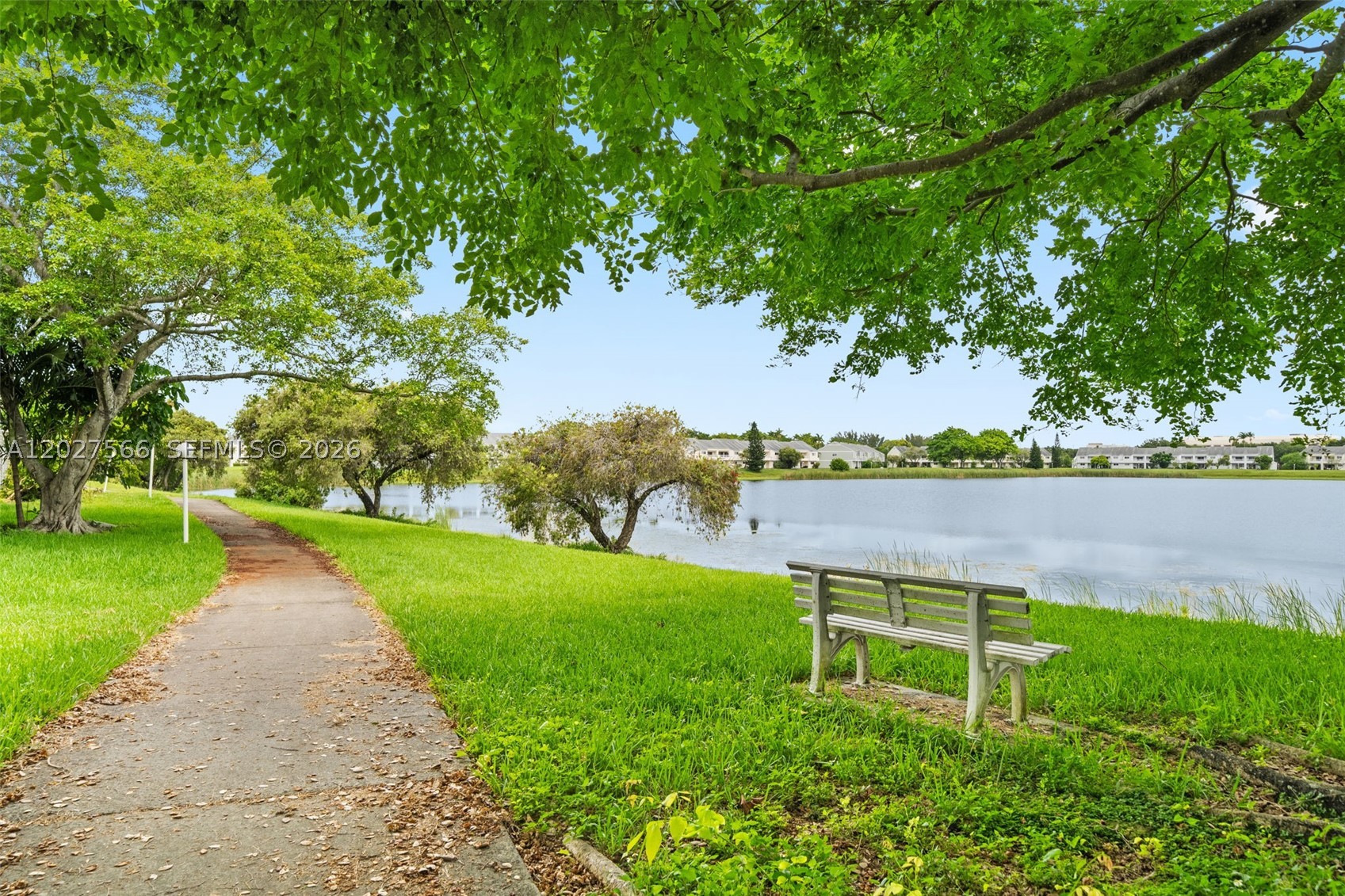 SUMMER LAKE - Residential
